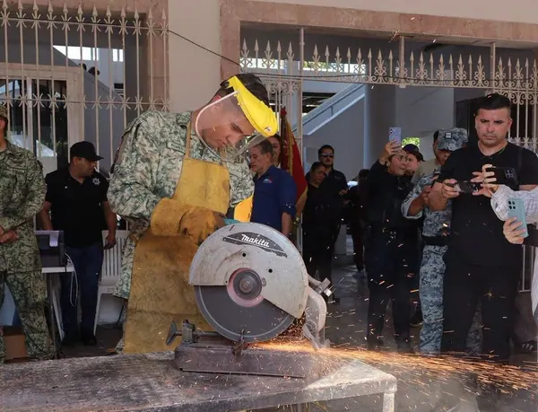 Detienen a dos civiles con tractocamión cargado de combustible y armas en Mazatlán
